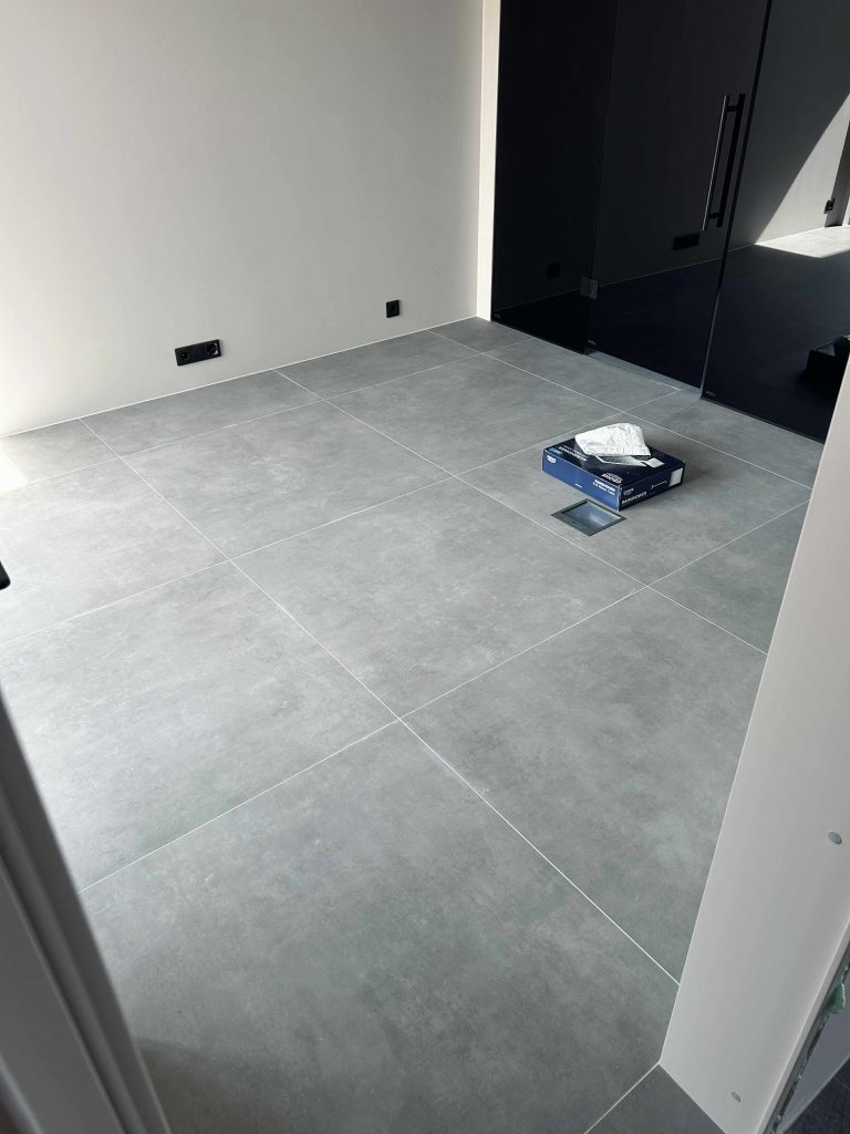 Suurformaadiliste 120x120 põrandaplaatide paigaldus