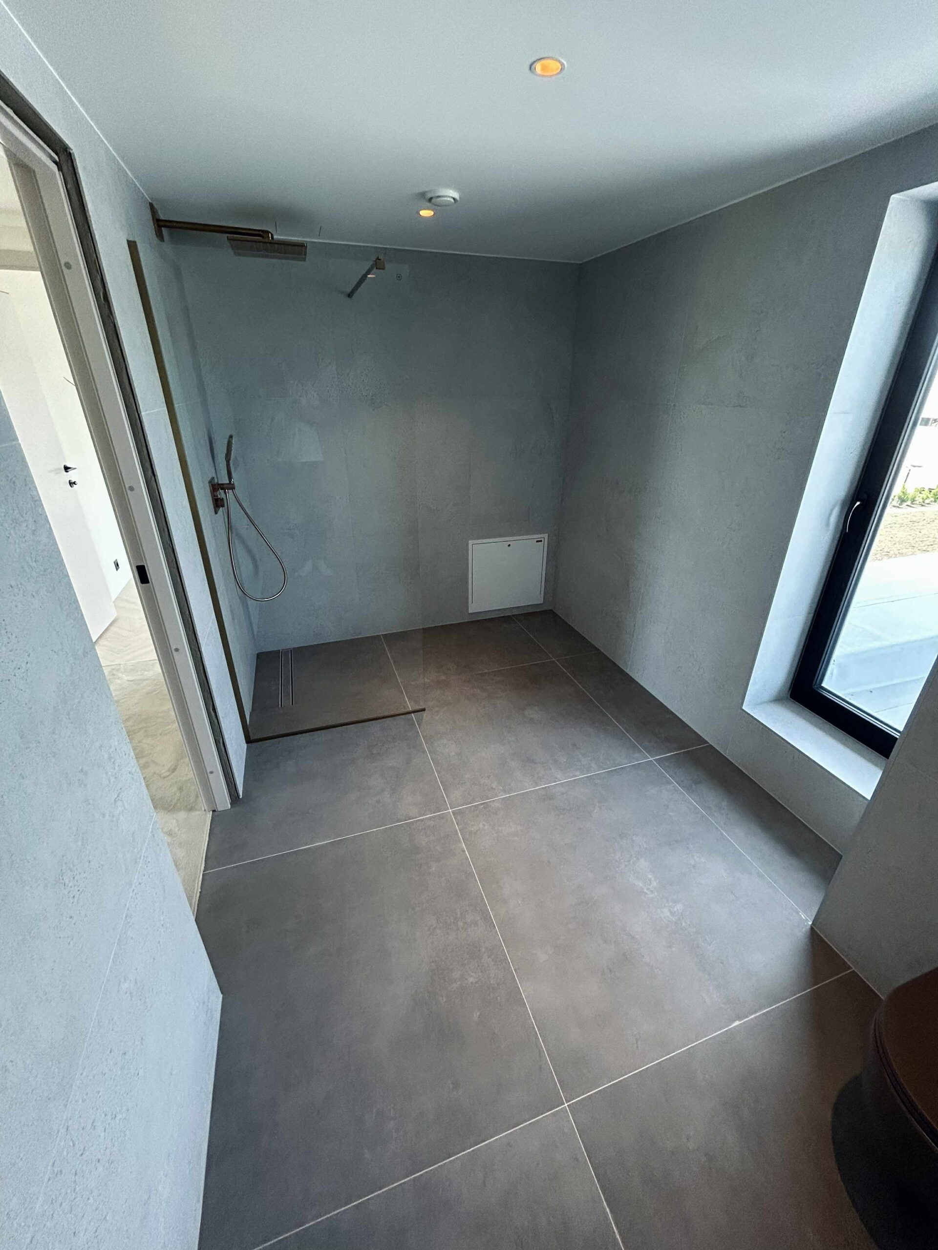 kaasaegne halli kiviimitatsiooniga duširuum tõrvandis