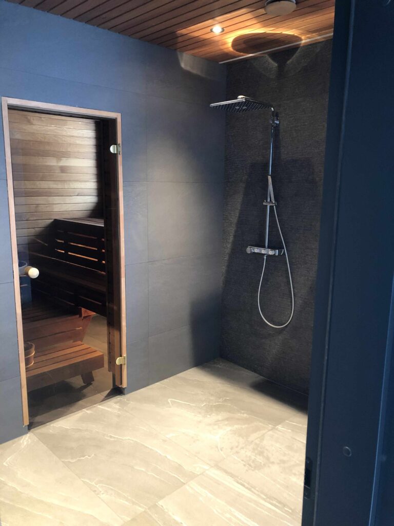 keraamiliste plaatidega plaaditud vannituba Elva linnas