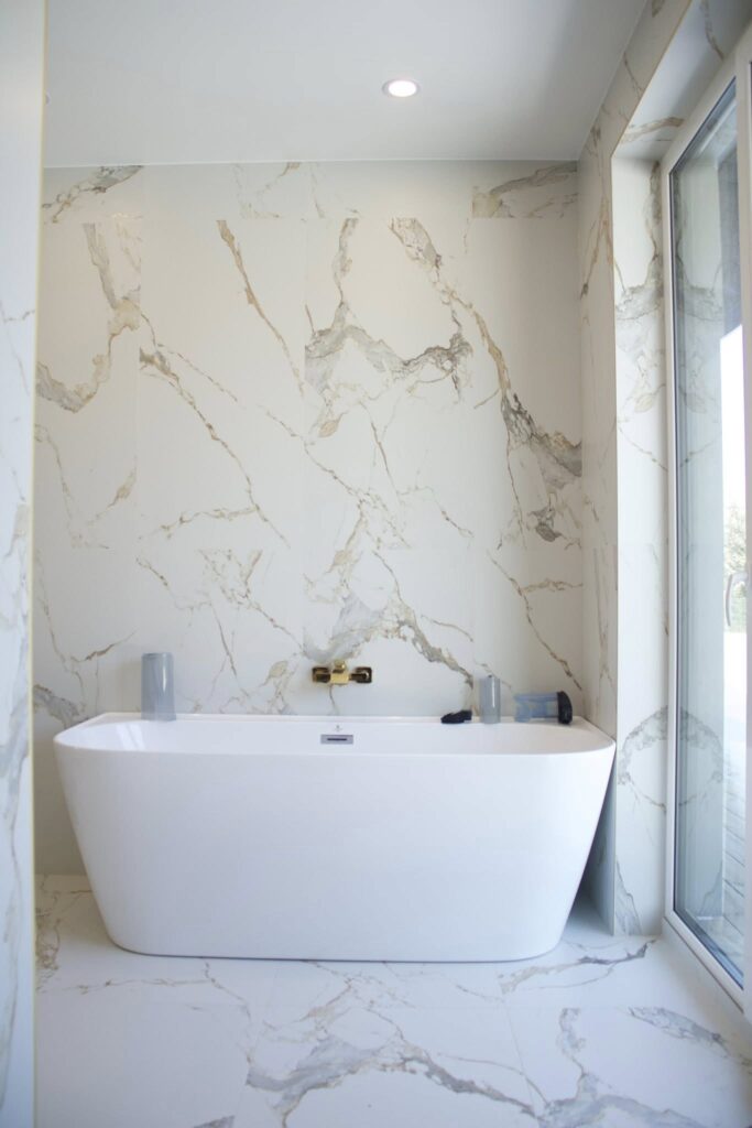 marmoriga kaetud esteetiline vannituba tartumaal