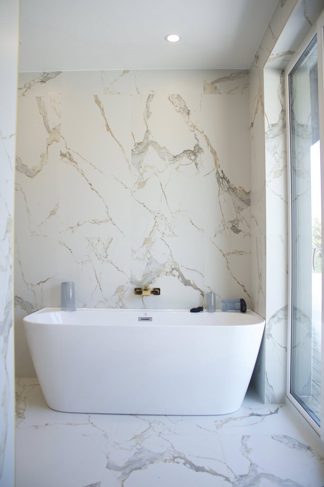 Vannitoa täielik renoveerimine Tartus: vana plaadi eemaldamine, hüdroisolatsioon ja uute keraamiliste plaatide paigaldus.