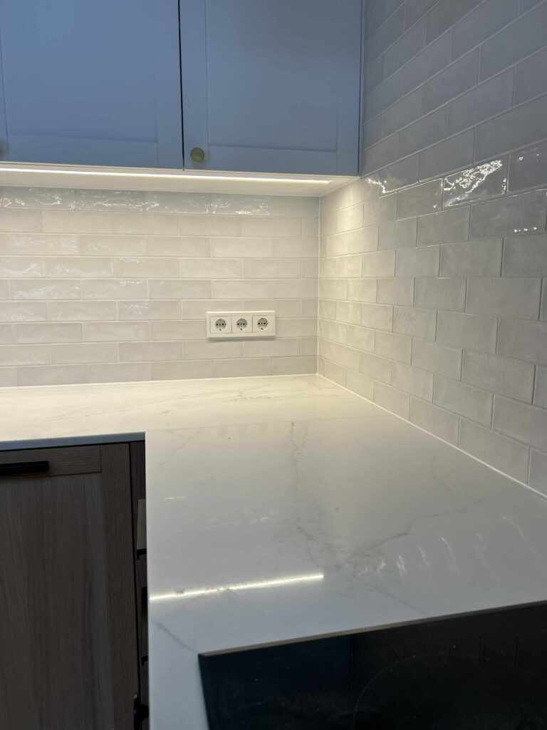 stiilne ja praktiline köögitausta plaatimine metroo plaatidega