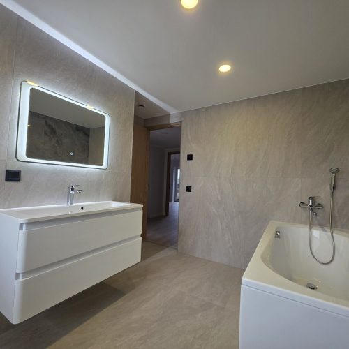 Ülenurmes plaatimistööd suures pesuruumis