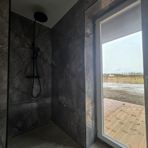 vannitoa viimistlemiine tartu piiril kõrgläikega mustade marmor plaatidega