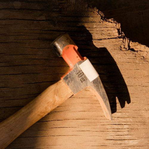 Vannitoa renoveerimise ettevalmistustööd Tartus: vana mööbli ja plaatide eemaldamine ning aluspinna korrastamine enne uue plaadikihi paigaldust